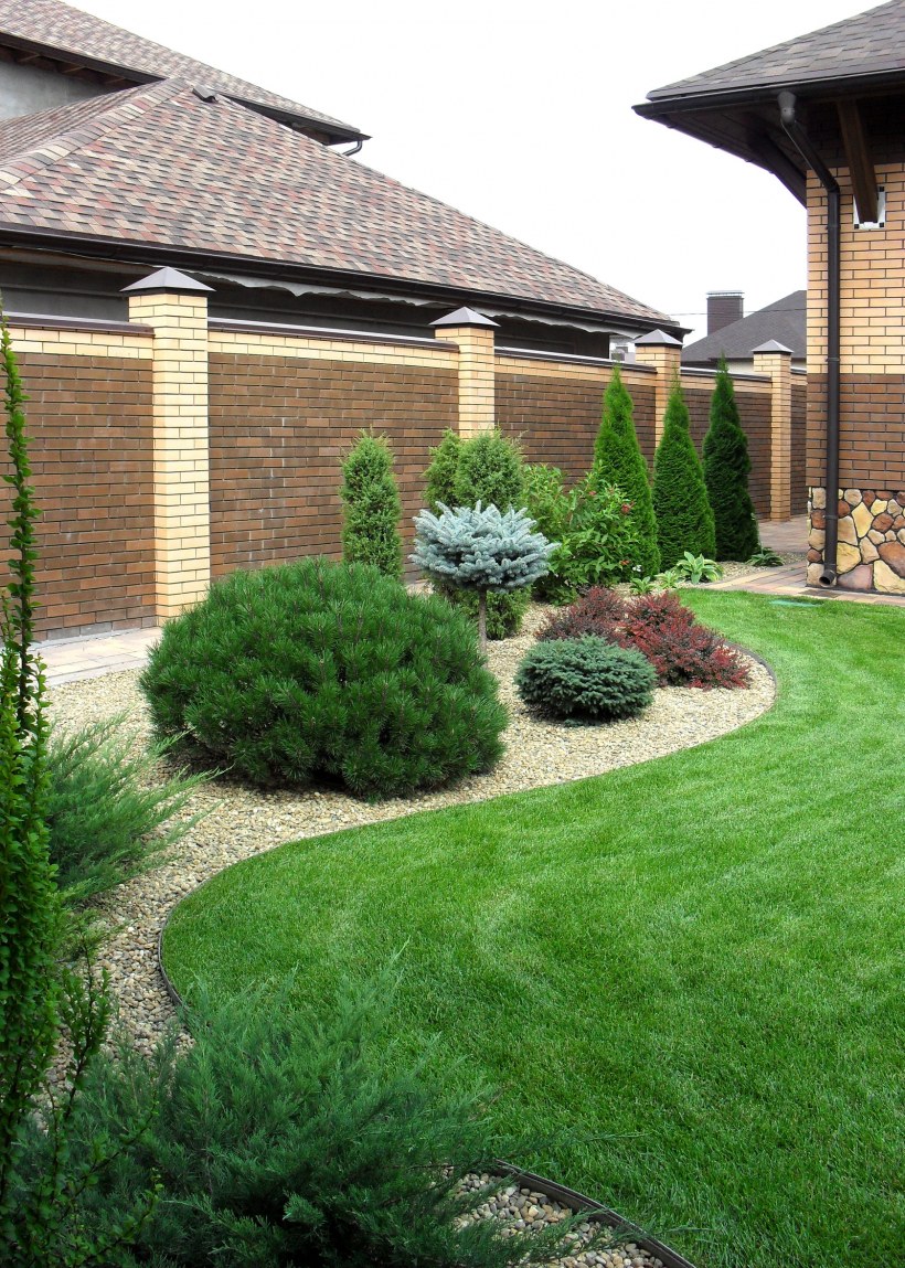 Газон перед домом