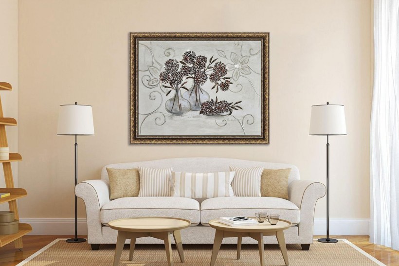 Картина в раме на стене