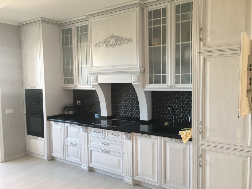 Кухня классика белая с серебряной патиной с порталом