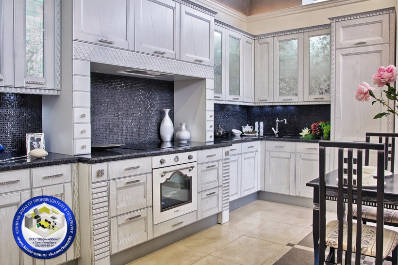 Белая кухня Неоклассика патина серебро