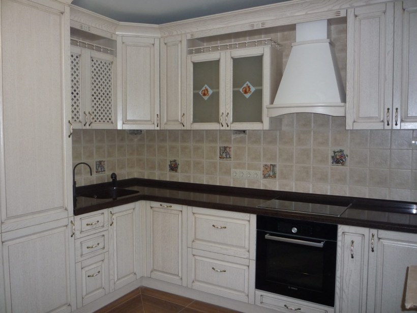 Белый угловой кухонный гарнитур классика