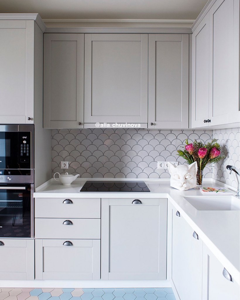 Маленькая белая кухня