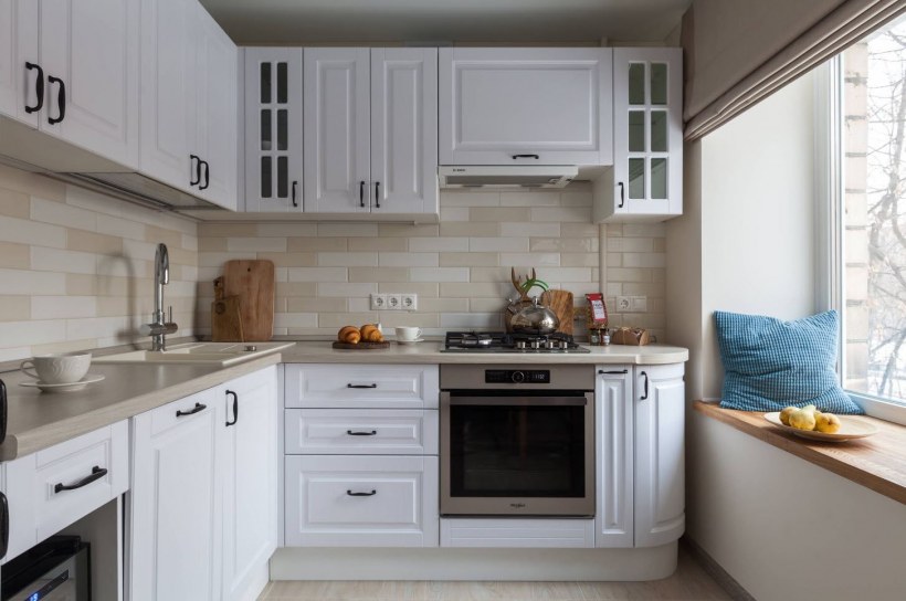 Маленькие светлые модные кухни