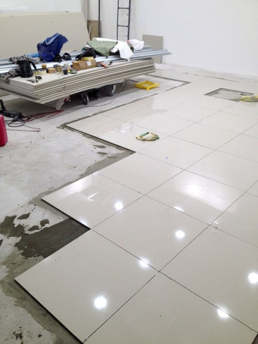 Укладка керамогранита на пол