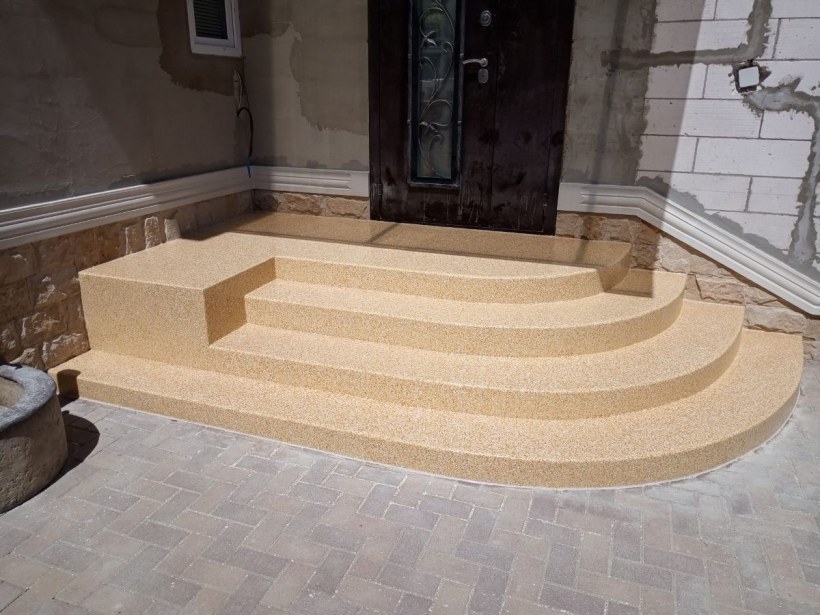 Класть плитку