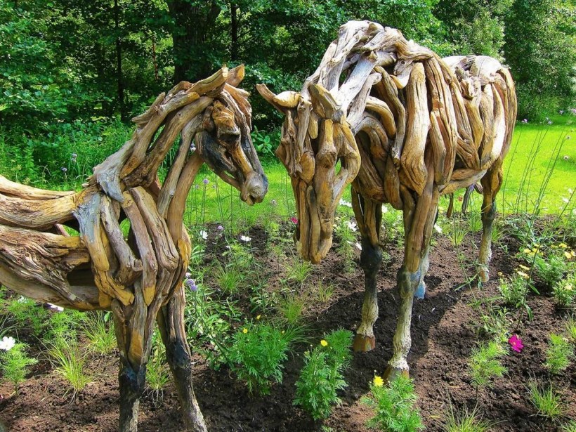 Скульптура в ландшафте из дерева