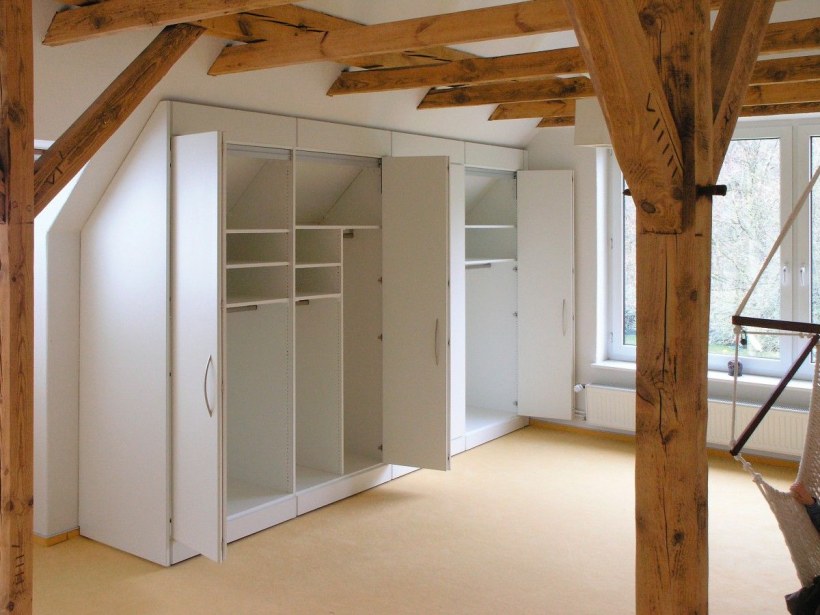 Шкафы на мансарде под скатами