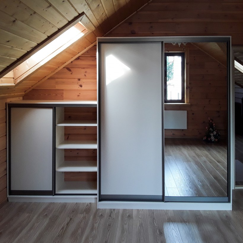 Шкаф купе в мансарде