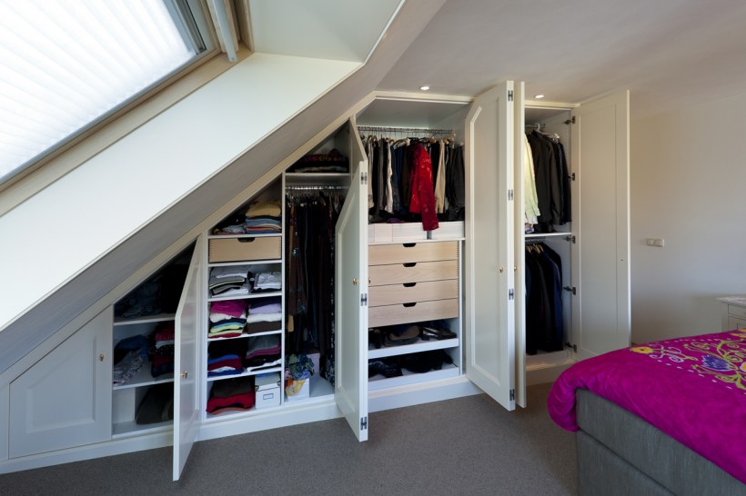 Гардеробная в спальне с наклонным потолком