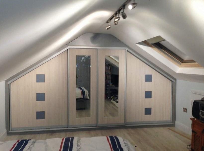 Современный шкаф потолок мансарда