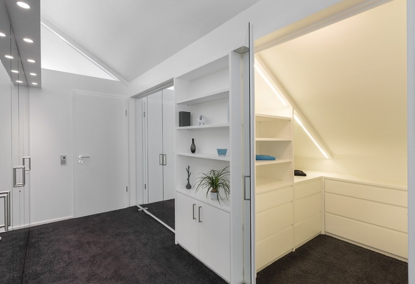 Встроенные шкафы на мансарде