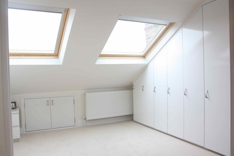 Шкаф под наклонный потолок