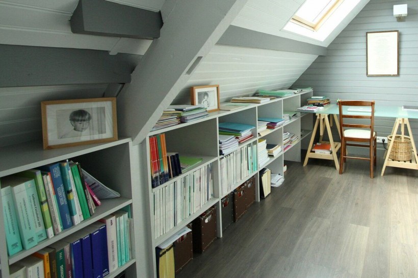 Книжные шкафы на мансарде