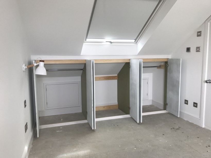 Шкаф с раздвижными дверцами мансардный этаж