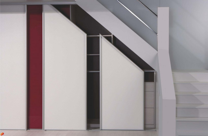 Раздвижные двери под лестницей