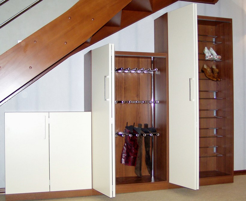 Складные двери под лестницей