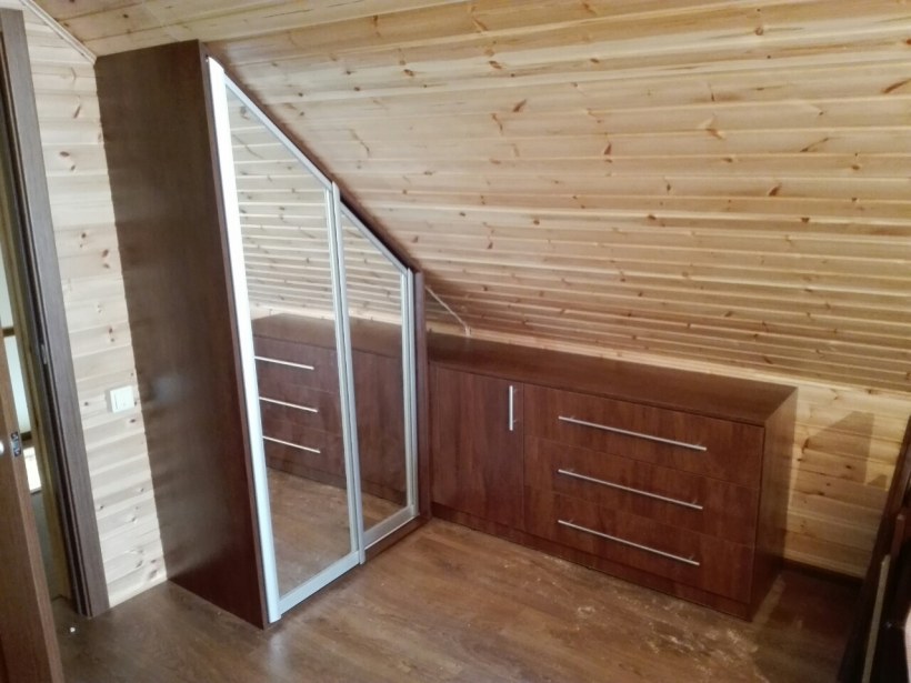 Шкаф со скошенным потолком