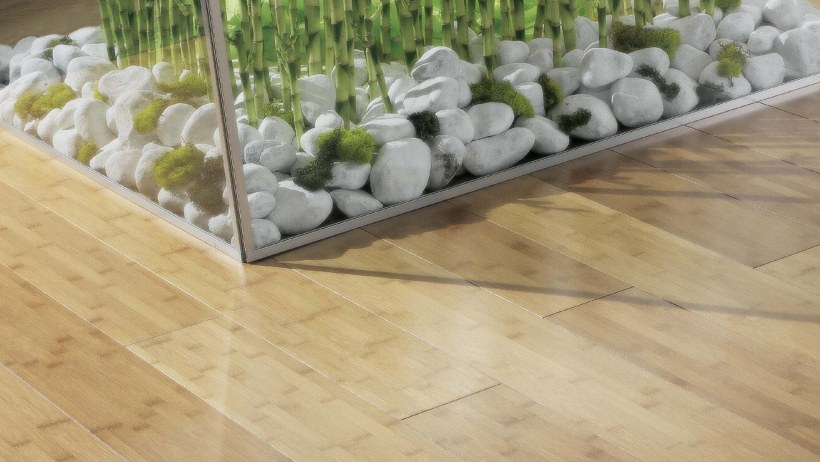 Натуральный бамбук на полу в интерьере