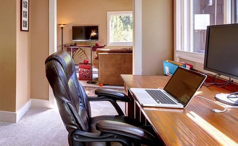 Удобное кресло со столиком для ноутбука