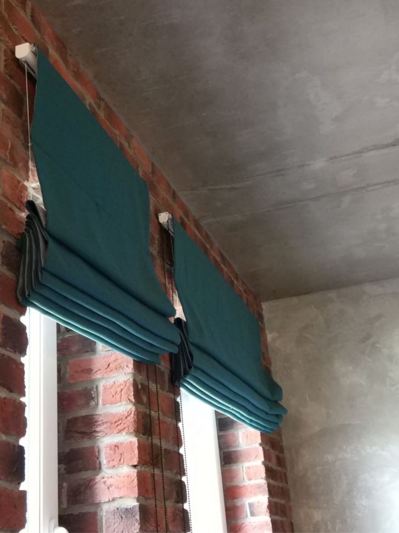 Римская штора на карнизе