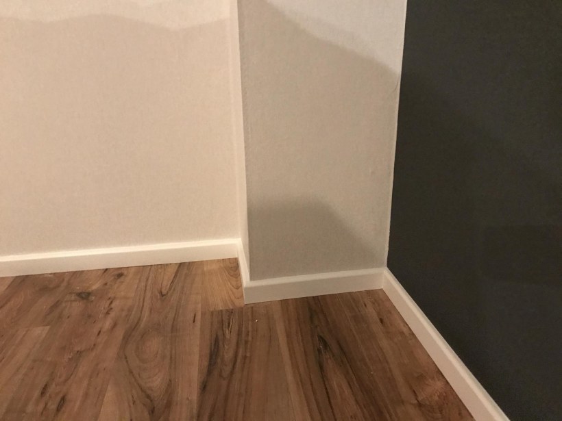 Коричневый плинтус с какими обоями