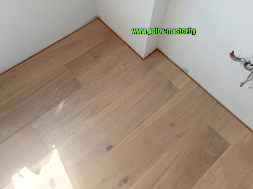 Стык плитки пола и стены