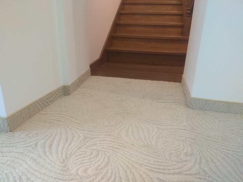 Спрятать старый плинтус под новый