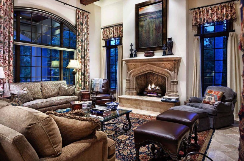 Гостиная в английском стиле с камином