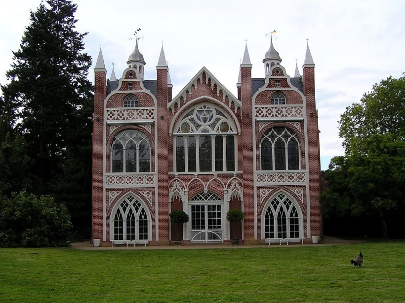 Неоготика загородный дом