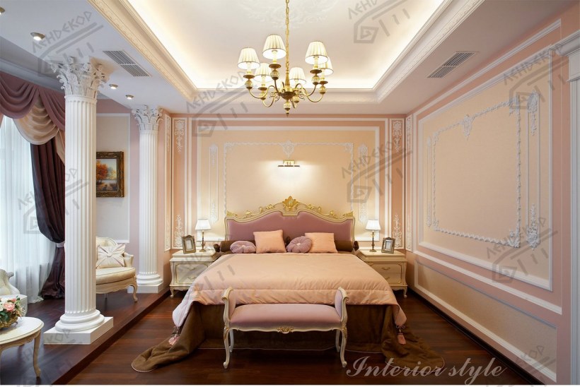 Колонны в интерьере спальни