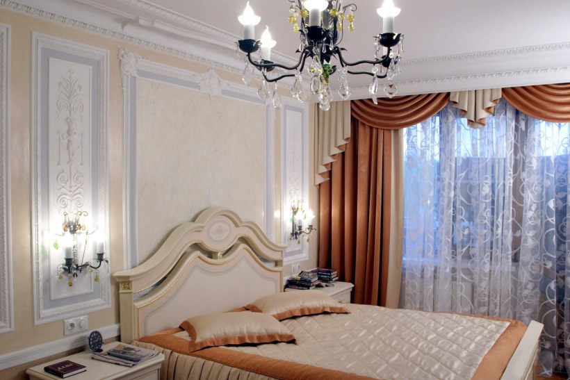 Молдинги и лепнина в интерьере спальни