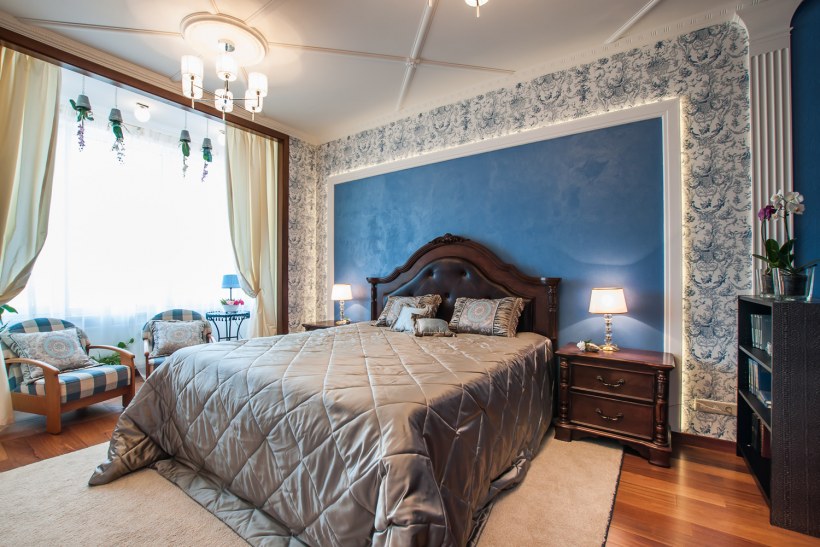 Украшение стен молдингами в спальне