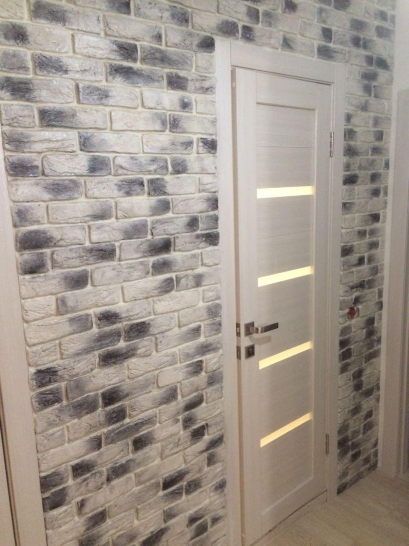 Декоративный кирпич в прихожей