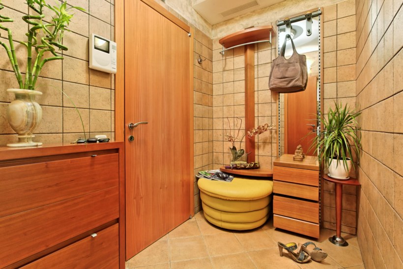 Плитка на стене в прихожей