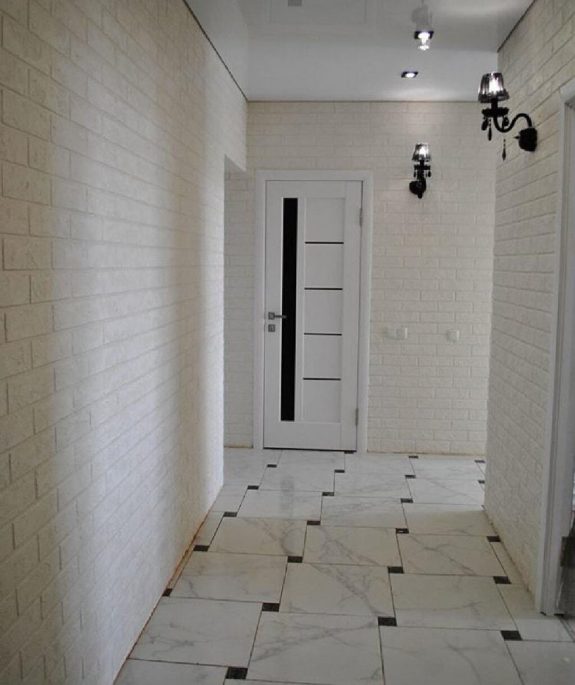Декоративный кирпич в коридоре