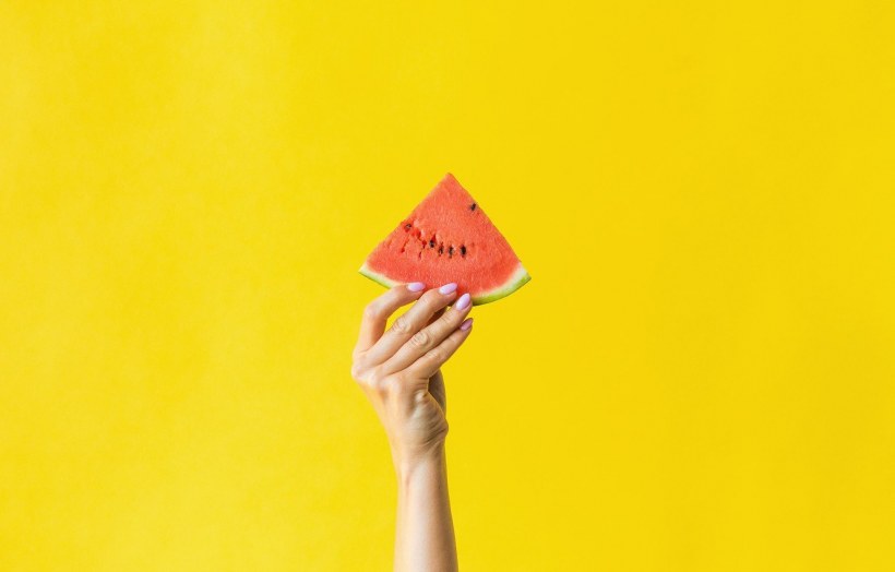 Рука на желтом фоне