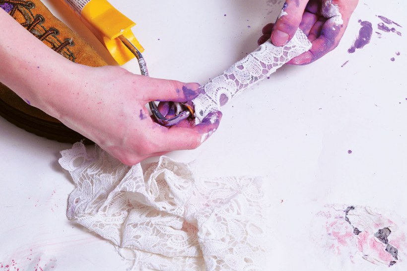 Покраска стен с помощью тюли