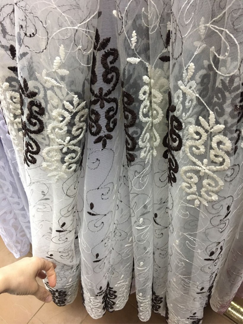 Белая тюль с черными узорами