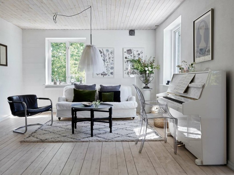 Спальня в деревянном доме в стиле Сканди