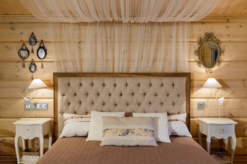 Отделка стен тканью в деревянном доме