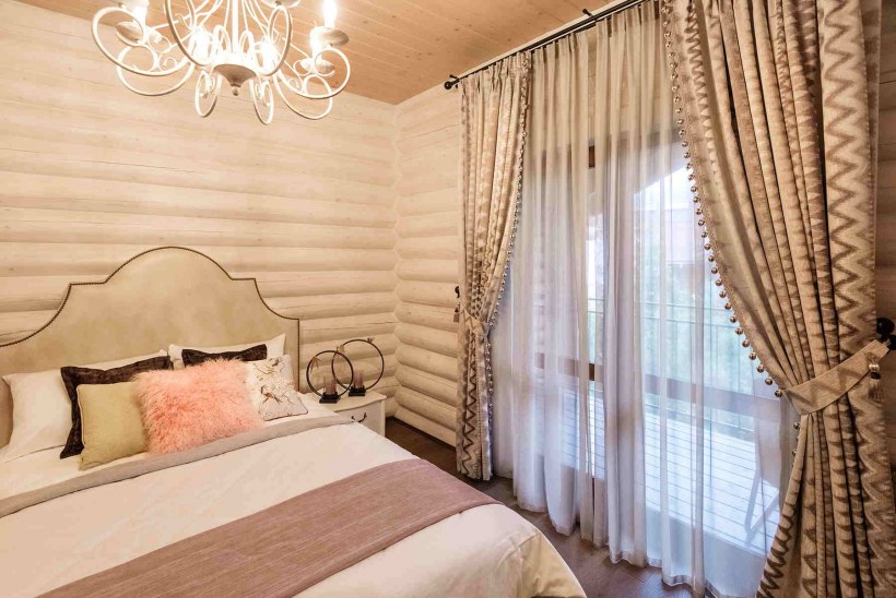 Шторы в деревянном доме