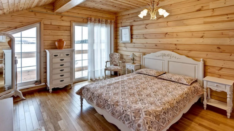 Интерьер спальни в деревянном доме