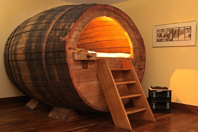 Необычная кровать бочка