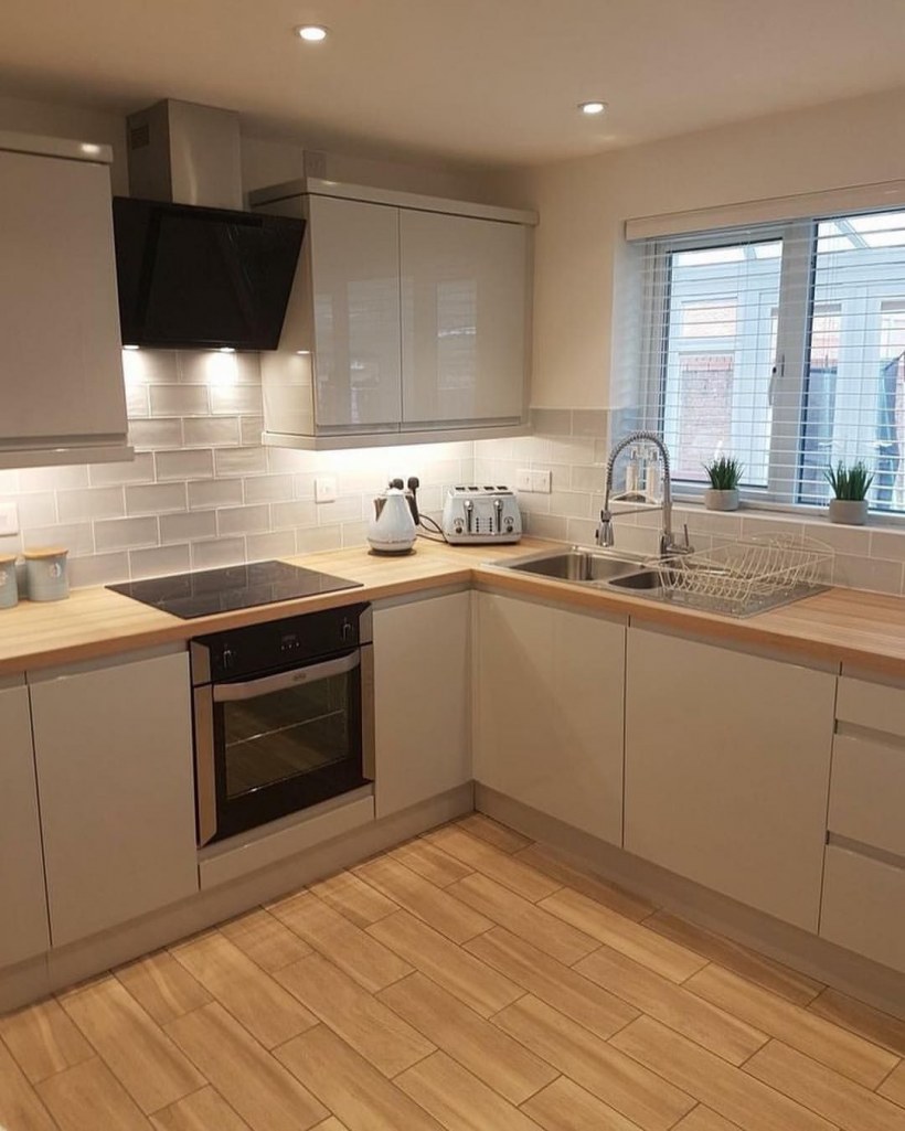 Угловая кухня с раковиной у окна