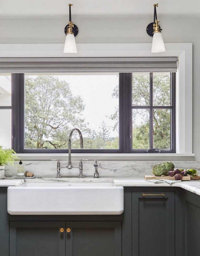 Окно над мойкой