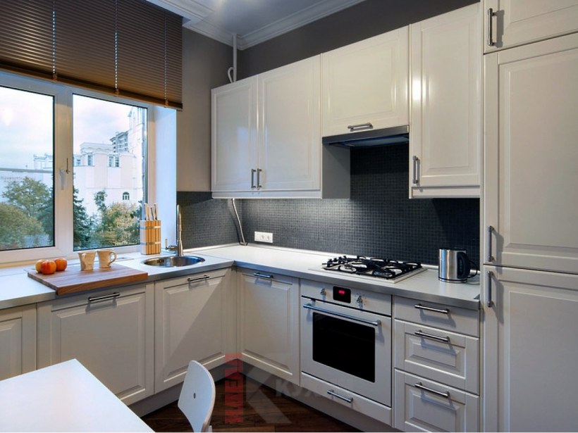 Кухонный гарнитур с окном