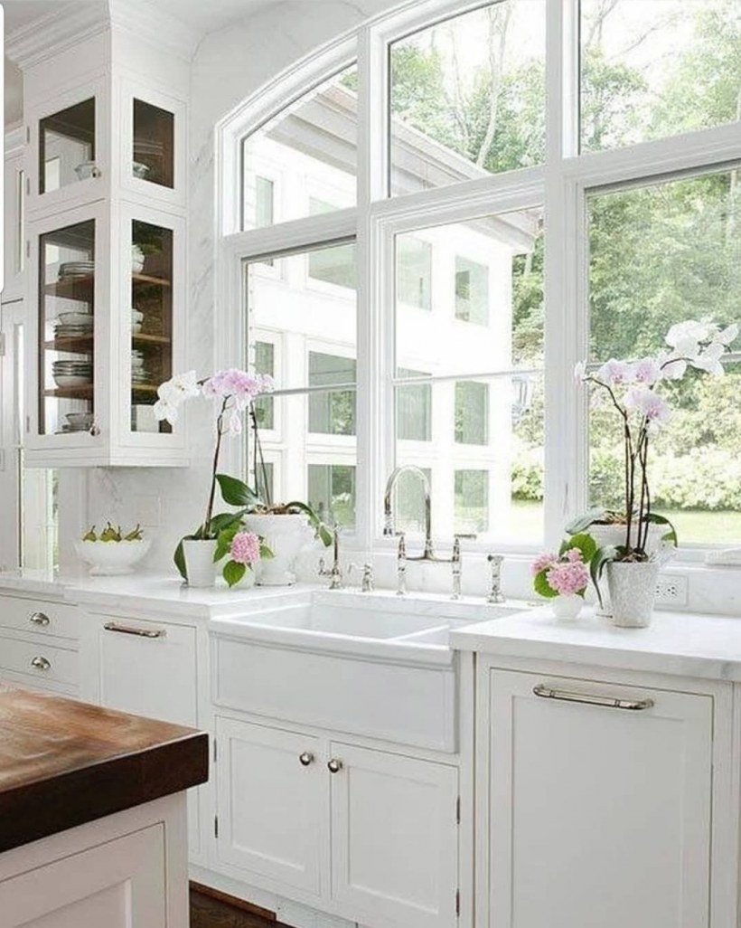 Раковина у окна на кухне