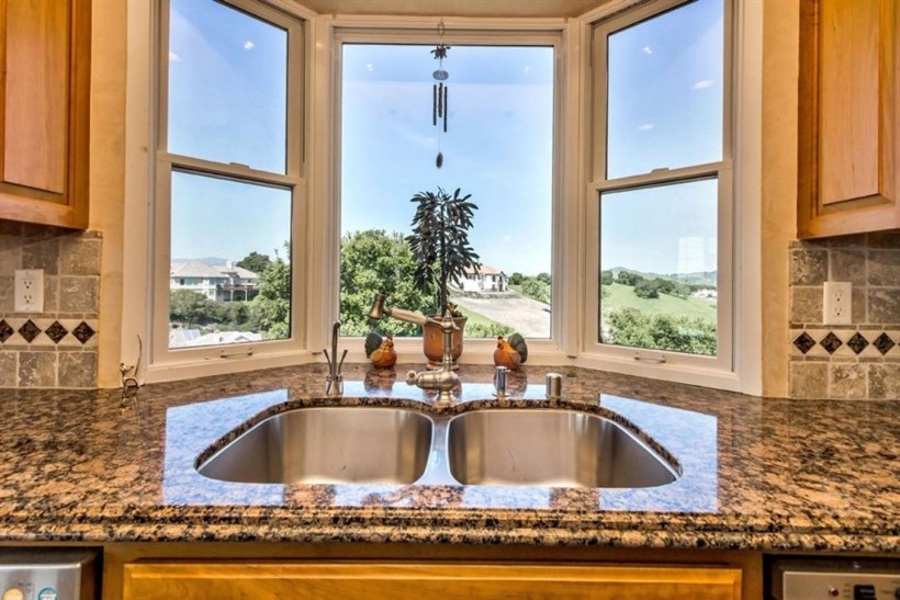 Кухонная раковина в эркере