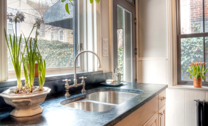 Раковина напротив окна