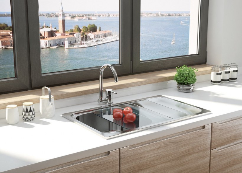 Мойка у окна на кухне